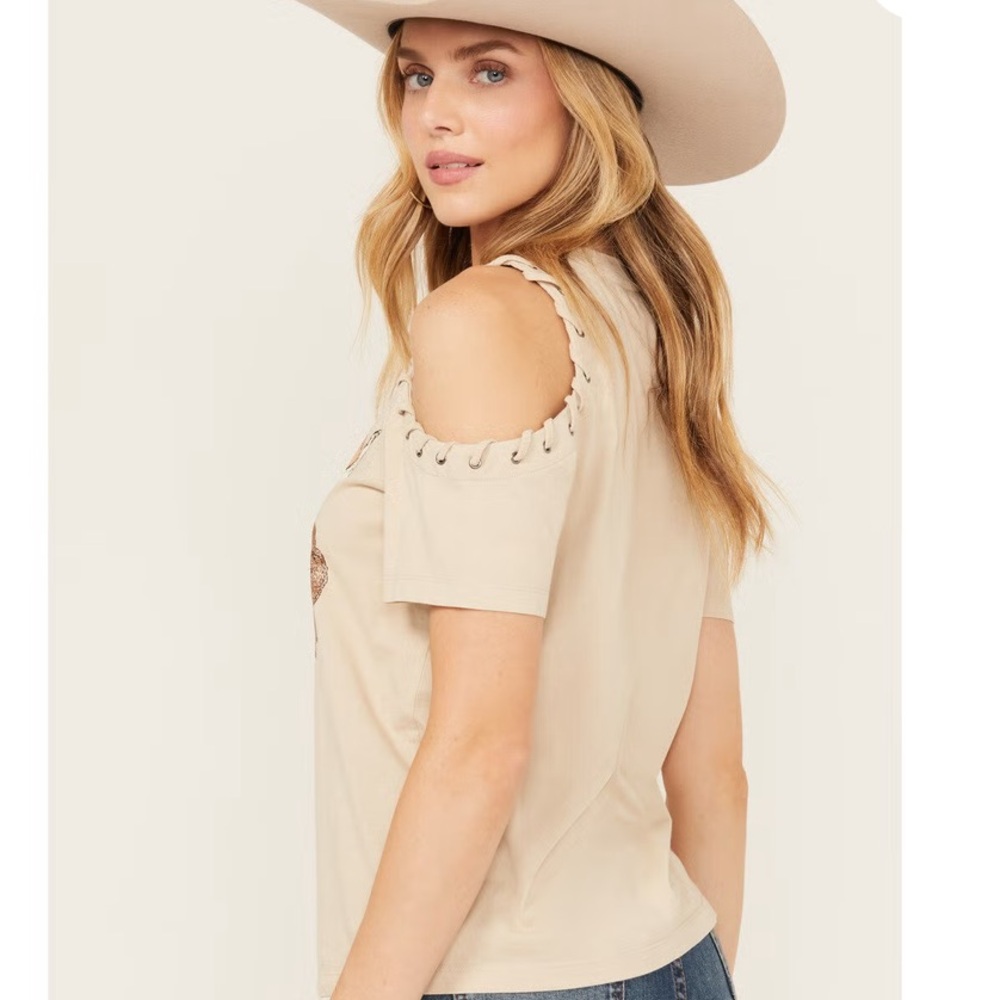 SHYANNE WOMEN'S COLD SHOULDER STEERHEAD GRAPHIC TEE Women's Beige Graphic Top L
